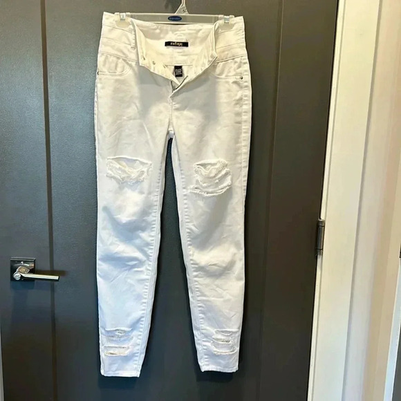 REFUGE VIVID WHITE SKINNY JEANS RIPPED HIGHWAISTED 3 BUTTON WOMANS JEAN LIKE NEW - Picture 1 of 5